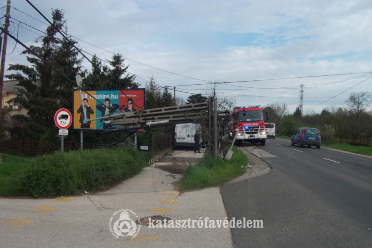  Villanyoszlopnak ütközött egy kisteherautó Szolnokon