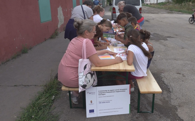 KÉZMŰVES FOGLALKOZÁS HÁTRÁNYOS HELYZETŰ GYEREKEKNEK