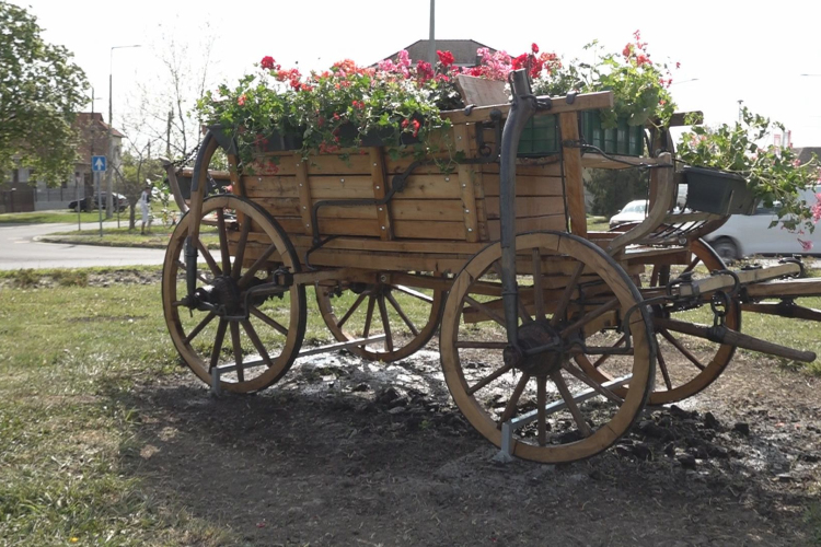 SZEKÉRREL DÍSZÍTETTÉK A KÖRFORGALMAT