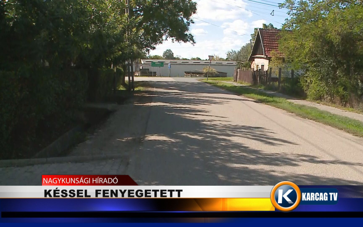 KÉSSEL FENYEGETETT