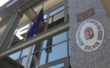 369 MILLIÓT SIKKASZTOTT MUNKAHELYÉRŐL