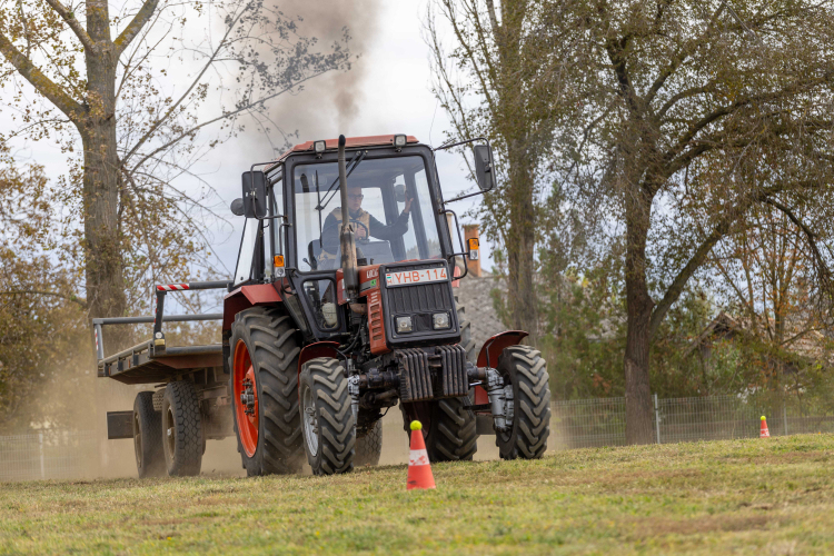 Traktoros ügyességi verseny