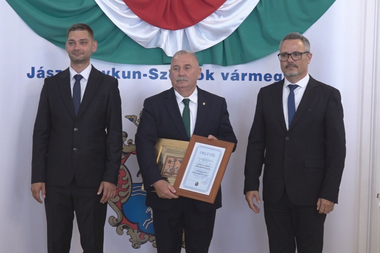 ÜNNEPI MEGEMLÉKEZÉS A MEGYEHÁZÁN