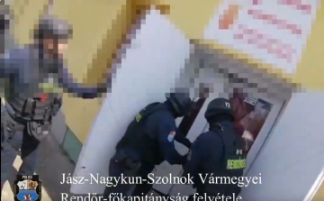 Rágyújtották az autót a sértettre