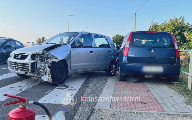  Három autó ütközött Szolnokon