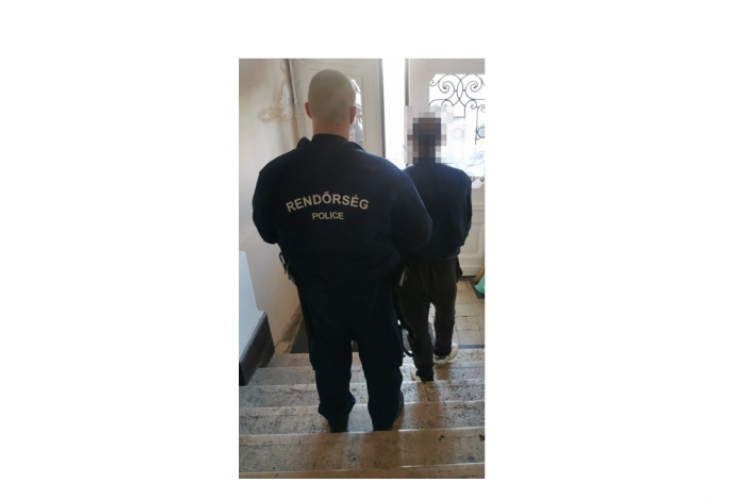 BEKÖLTÖZÖTT, BONTOTT
