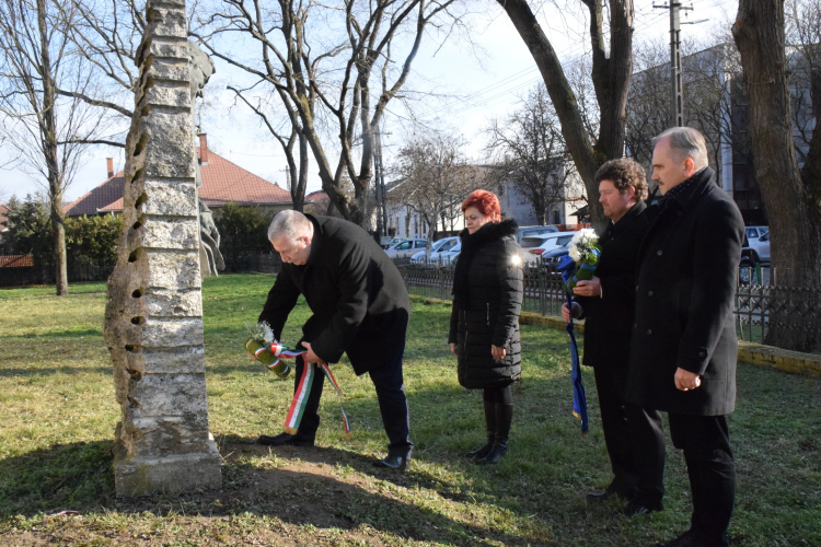 Koszorúzás Mándoky Kongur István szobránál