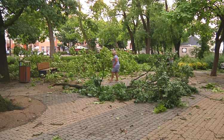 TOMBOLT A VIHAR HAJDÚSZOBOSZLÓN