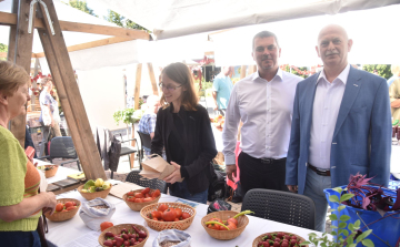 Dobos László Karcag Város polgármestere is részt vett a kiállításon