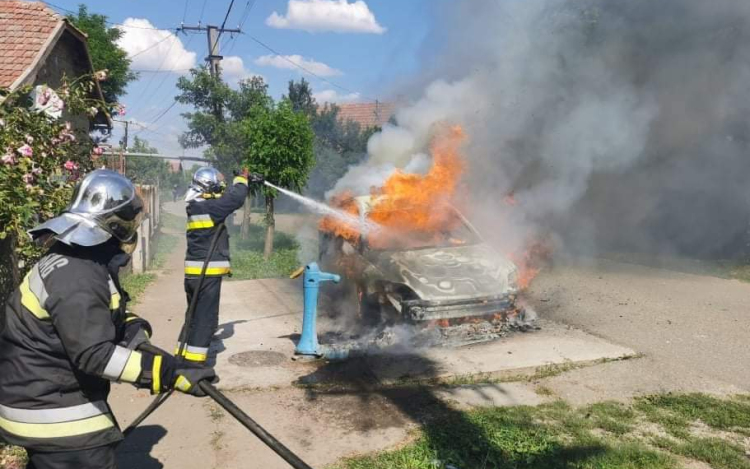 Kigyulladt egy autó Kenderesen
