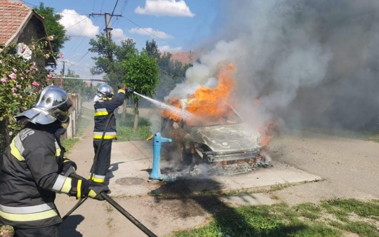  Kigyulladt egy autó Kenderesen