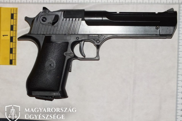 Játékfegyverrel rabolt ki fiúkat egy nő