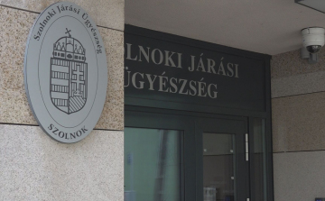 ITTASAN VEZETVE MENEKÜLT A RENDŐRÖK ELŐL