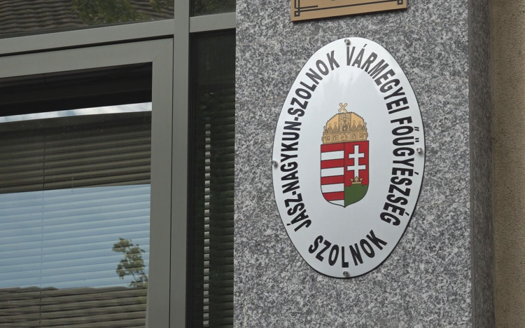 HÁZASSÁGGAL HITEGETTE-MAJD MÉG A HÁZÁT IS KICSALTA TŐLE