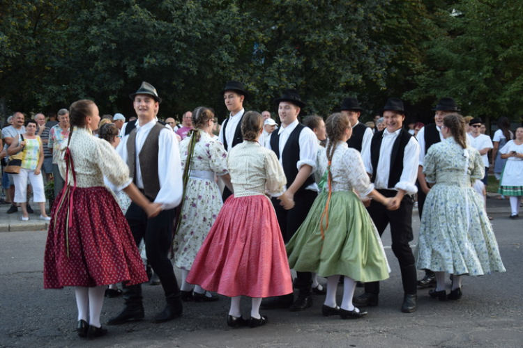 aratófelvonulás, a Szolnoki Szimfonikusok koncertje és tűzijáték