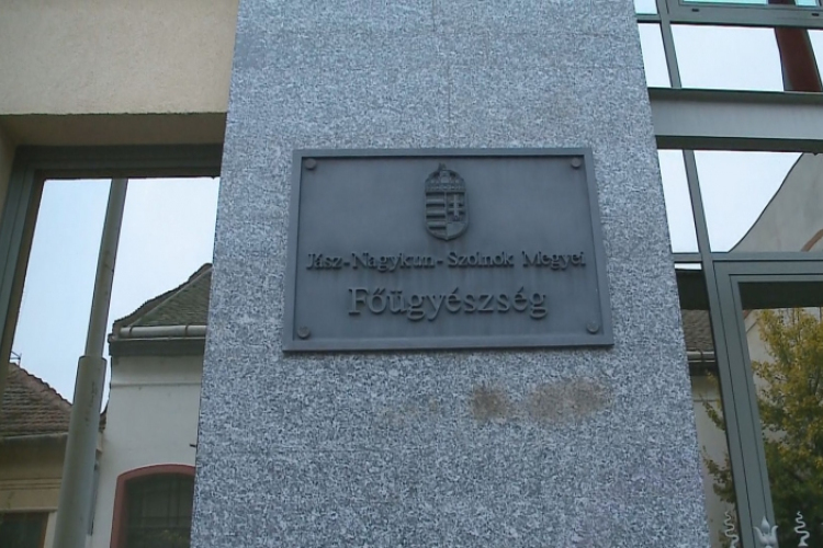 Egy tízezres a kasszába, egy a blúz alá