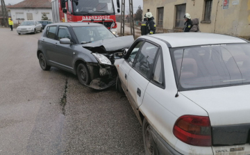  Két autó ütközött Jászladányon
