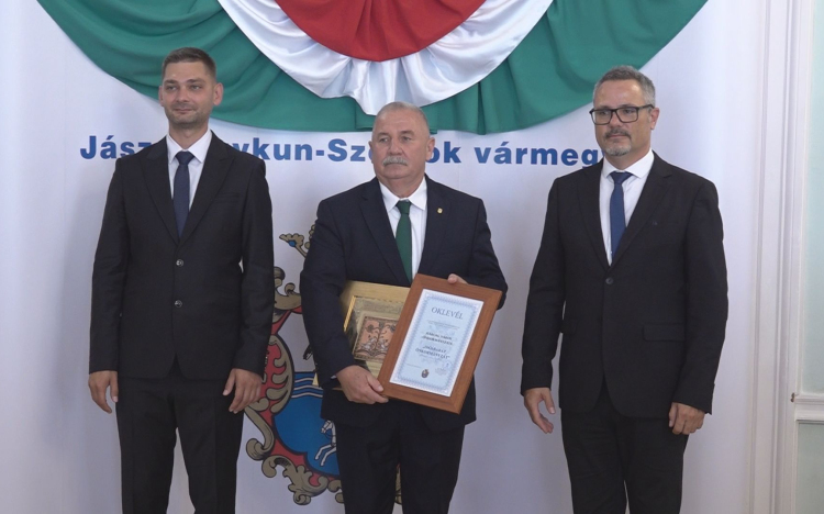 ÜNNEPI MEGEMLÉKEZÉS A MEGYEHÁZÁN