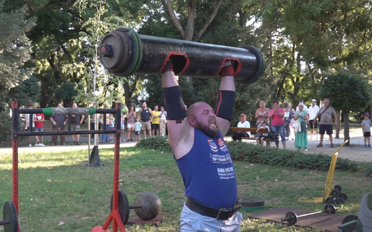 STRONGMAN BEMUTATÓ KISÚJSZÁLLÁSON
