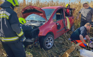  Felborult egy autó a 34-es főúton