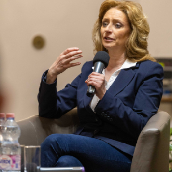 Ferencz Orsolya űrkutató, űrkutatásért felelős miniszteri biztos lakossági fóruma