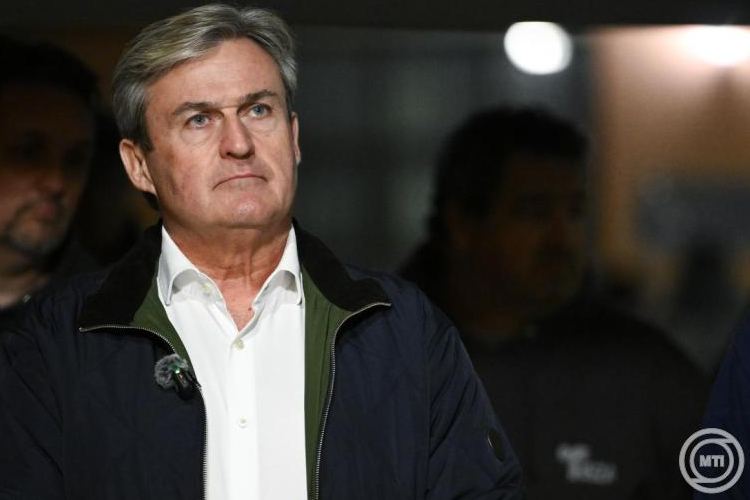 Kapitány István teljes miniszteri fizetését a Magyar Koraszülött és Újszülött Mentőalapítványnak ajánlja fel