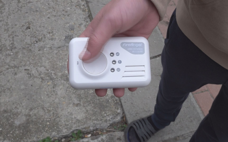 JELZETT A SZÉN-MONOXID ÉRZÉKELŐ ABONYBAN