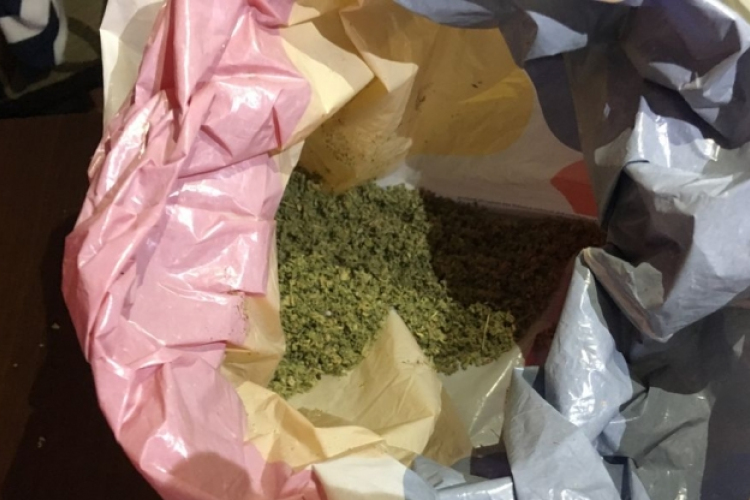 69 éves nagyi árulta a drogot két társával Dunaújvárosban