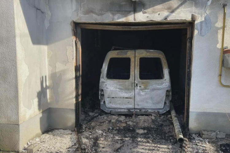  Autó égett egy újszászi garázsban