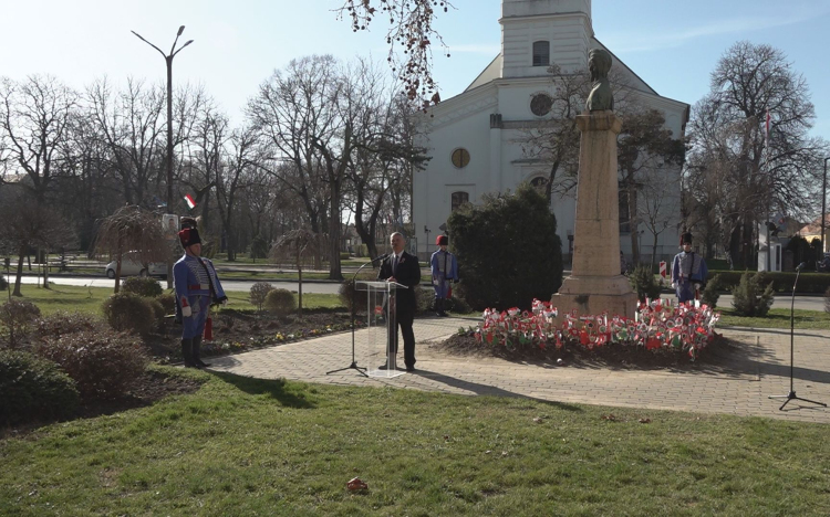 ÜNNEPI MEGEMLÉKEZÉS KARCAGON