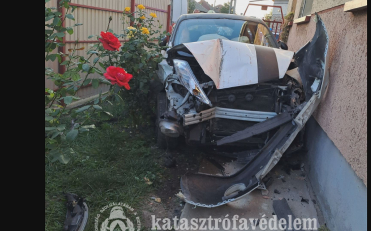 Lakóház udvarába csapódott egy autó Karcagon