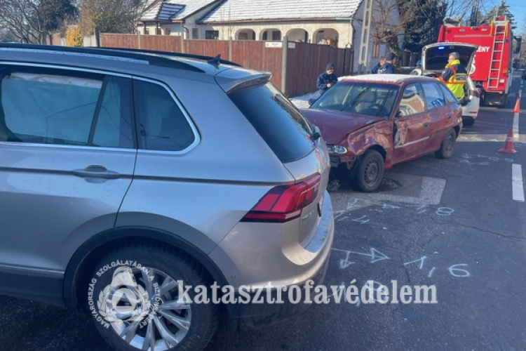 Két autó ütközött Jászberényben