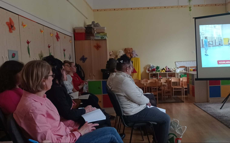 ELŐADÁS AZ „OKOSTESIRŐL”