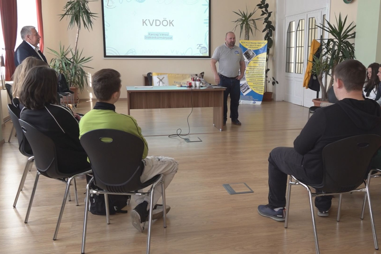 MEGTARTOTTA TISZTÚJÍTÓ ÜLÉSÉT A DIÁKÖNKORMÁNYZAT