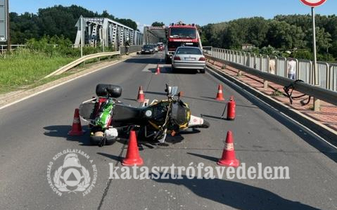  Két autóval ütközött egy motorkerékpár Poroszlónál