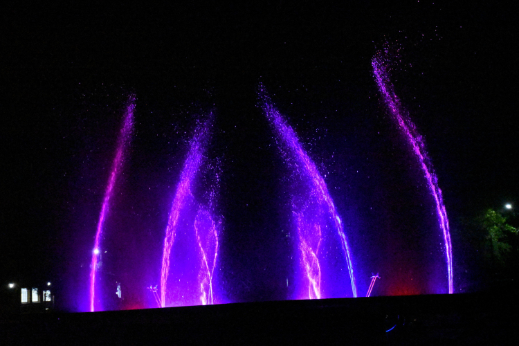 Éjszakai fürdőzés, koncert, vízitűzijáték az Akácliget Fürdőben