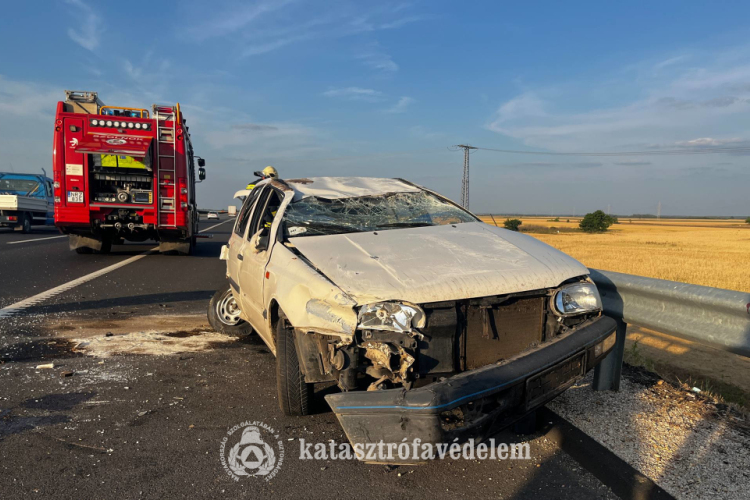 Felborult egy autó az M4-esen