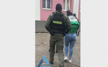 ŐRÍZETBEN EGY JÁSZAPÁTI DÍLERNŐ