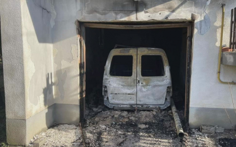  Autó égett egy újszászi garázsban