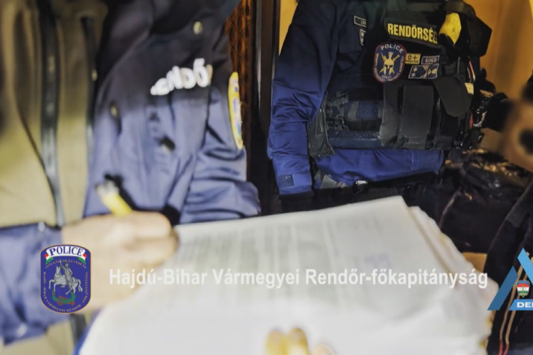 ISMÉT LECSAPOTT A DELTA