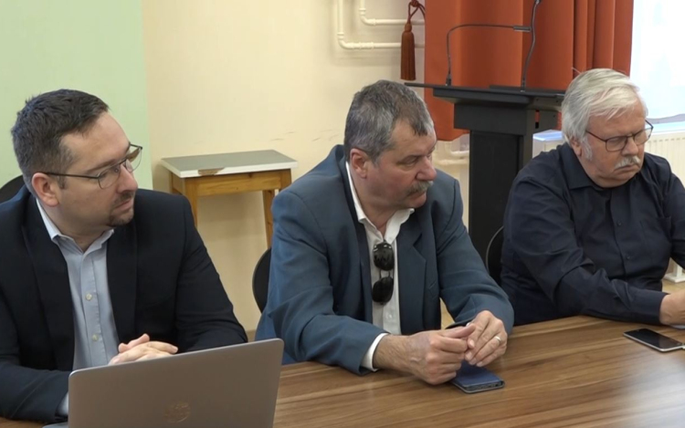 ÜLÉSEZETT A KÉPVISELŐ-TESTÜLET