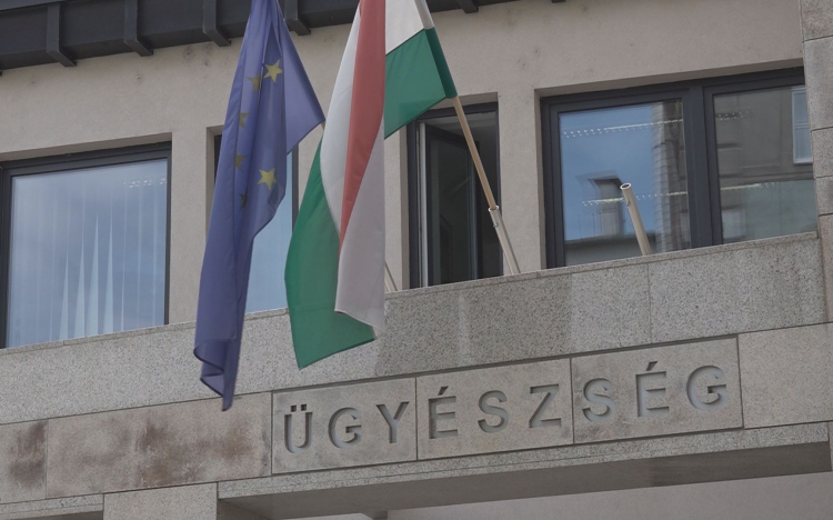 VILÁGMÁRKÁK UTÁNZATAIT ÁRULTA A NŐ