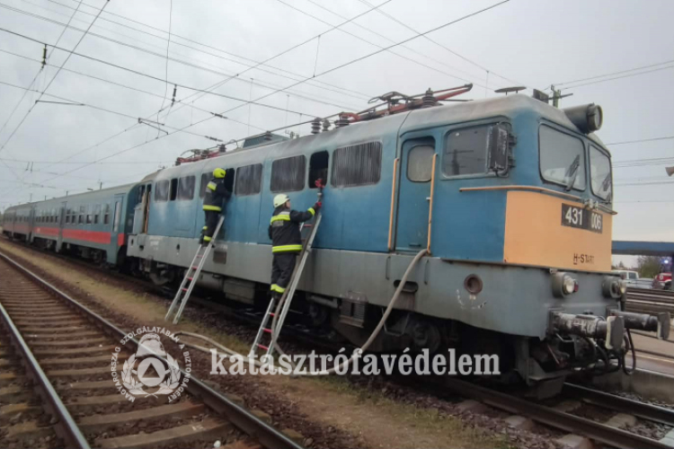  Kigyulladt egy villanymozdony Szajolban