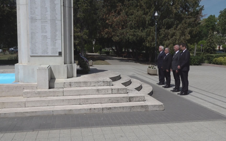KOSZORÚK A HŐSÖK EMLÉKÉRE