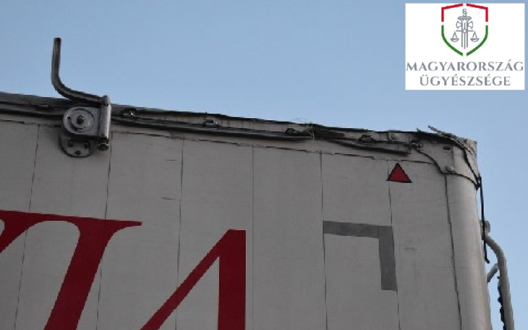 Laza volt a ponyva, vitte a sorompót