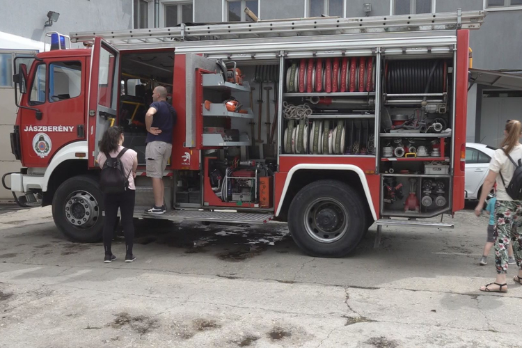 „NYITOTT SZERTÁRKAPUK”