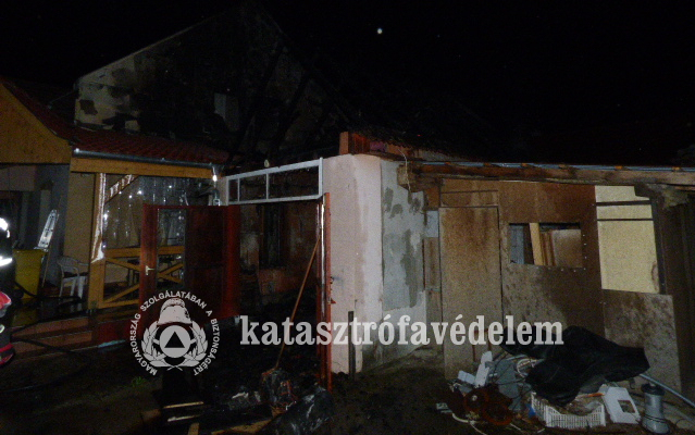  Egy ház terasza és garázsa égett Karcagon