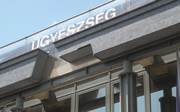 MAGÁVAL VITTE A PIACON TALÁLT TELI KOSARAT