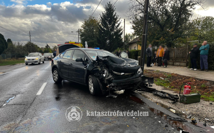 Autóbusszal ütközött egy gépkocsi Szolnokon