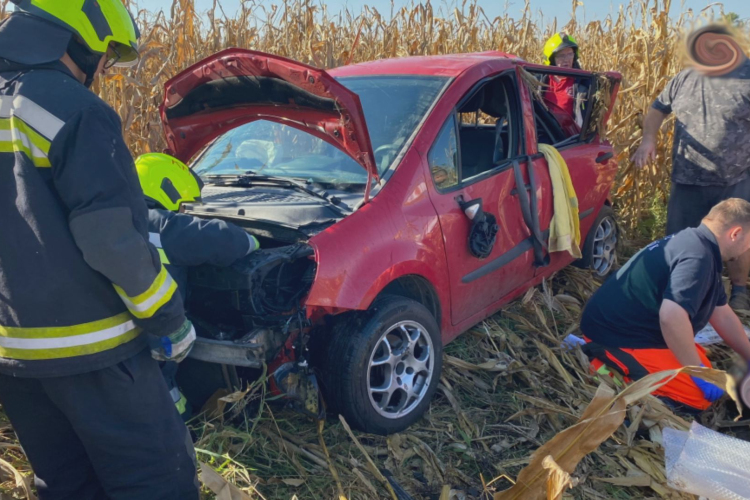  Felborult egy autó a 34-es főúton